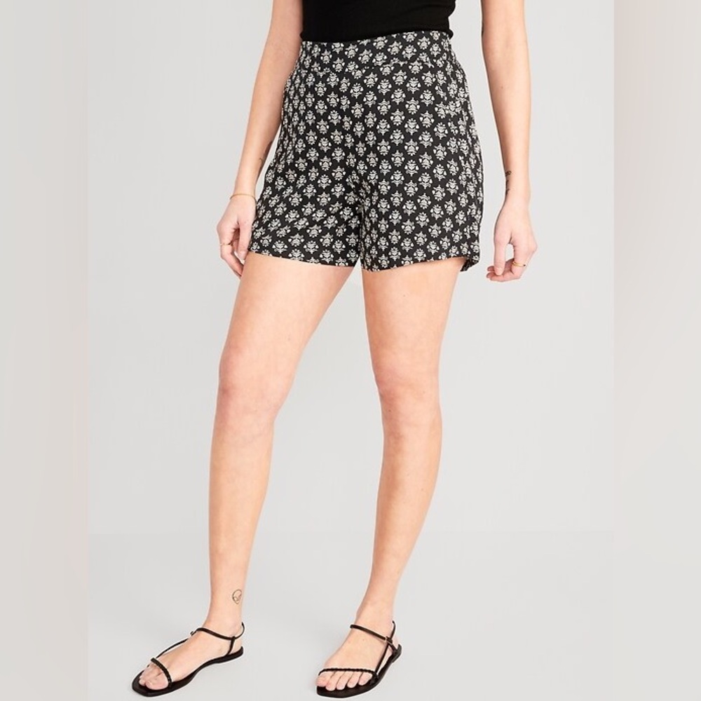 Old Navy High Waist Black and White Shorts Playa 4” Inseam